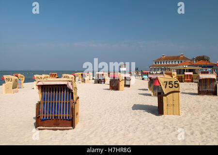 Wicker Liegestühle am Strand der Ostsee resort Laboe, Kieler Bucht, Schleswig-Holstein Stockfoto