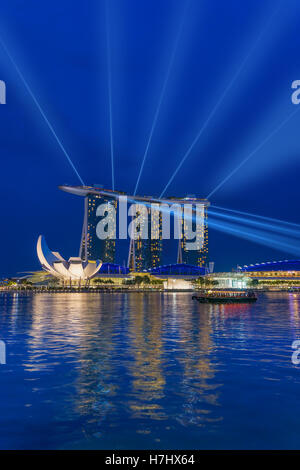 Singapur, Singapur - 19. Februar 2016: Marina Bay Sands in der Nacht während Licht- und Wassershow "Voller Wunder". Es eröffnet o Stockfoto