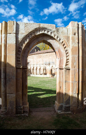 SORIA, Spanien – 2. November 2016: Kreuzgang von San Juan de Duero Kloster in Soria. Spanien Stockfoto