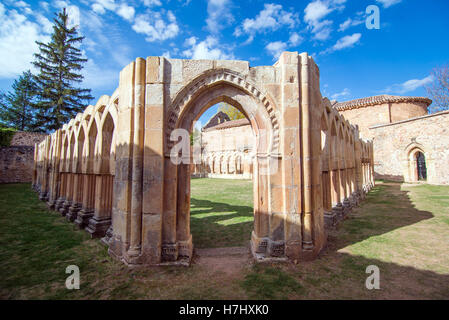 SORIA, Spanien – 2. November 2016: Kreuzgang von San Juan de Duero Kloster in Soria. Spanien Stockfoto