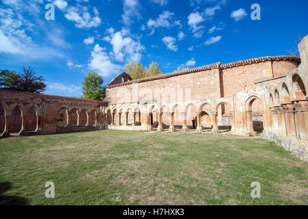 SORIA, Spanien – 2. November 2016: Kreuzgang von San Juan de Duero Kloster in Soria. Spanien Stockfoto