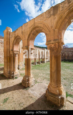 SORIA, Spanien – 2. November 2016: Kreuzgang von San Juan de Duero Kloster in Soria. Spanien Stockfoto