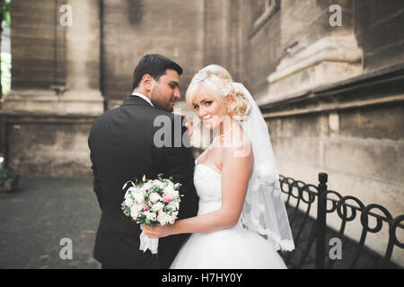 Luxus heiraten, Hochzeitspaar, Brautpaar posiert in Altstadt Stockfoto