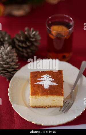 Pulverisierte Zucker Form auf Käsekuchen Stück Stockfoto