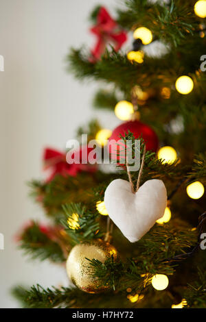 Weißes Herz am Weihnachtsbaum Stockfoto