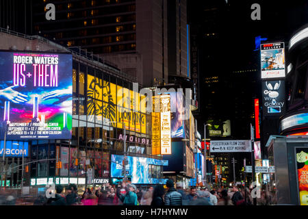 Nacht InTimes Square in New York City. Theater zeigt beworbenen über die Massen Stockfoto