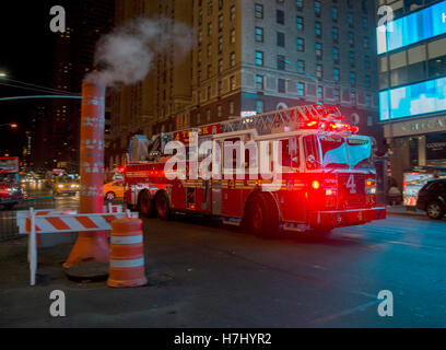 New York-Feuerwehrauto rast vorbei ein Dampfventil an der 7th Avenue Stockfoto