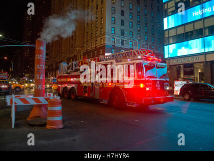 New York-Feuerwehrauto rast vorbei ein Dampfventil an der 7th Avenue Stockfoto