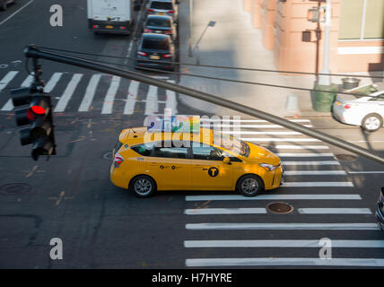 Blick hinunter auf ein New York gelbes Taxi Fahrt durch Chelsea Village, Toyota Auto Stockfoto
