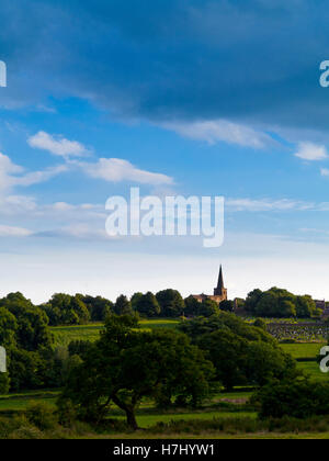 Blick über die Landschaft des Peak District in Richtung Turm der Dorfkirche Crich im Sommer Derbyshire England UK Stockfoto