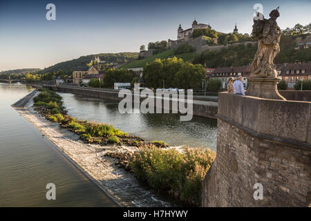 Würzburg, alte Mainbrücke über dem Mainufer, Nordbayern, Deutschland, Europa. Stockfoto