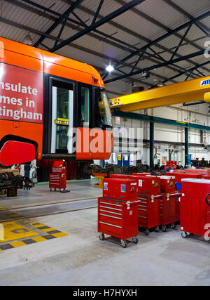 Bombardier Incentro AT 6/5 Straßenbahn in Reparatur-Werkstatt in Nottingham Express Transit NET Depot in Nottingham England UK Stockfoto