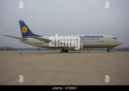 FRANKFURT, Deutschland-Mai 13: LUFTHANSA dauern 737 "BOBBY" in Frankfurt,Germany.Lufthansa ist eine deutsche Fluggesellschaft und auch die größte Luft Stockfoto