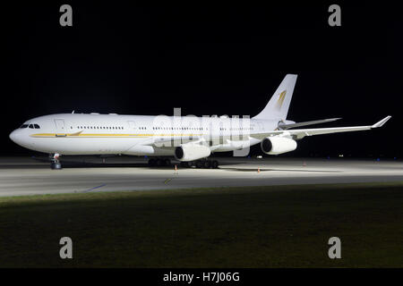 Karlsruhe/Deutschland 12. 2014: Airbus A340-212 vom Himmel Prime am Flughafen Karlsruhe. Stockfoto