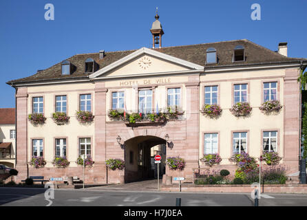 Das Hotel de Ville in Riquewihr im Elsass Region Frankreichs Stockfoto