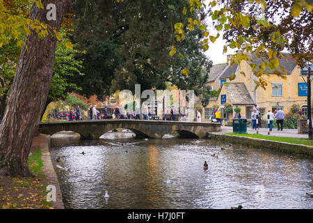 Bourton-on-the-Water in den malerischen Cotswolds, england Stockfoto