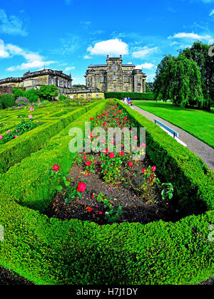 Rosengarten und Labyrinth bei Seaton Delaval Hall NT Stockfoto