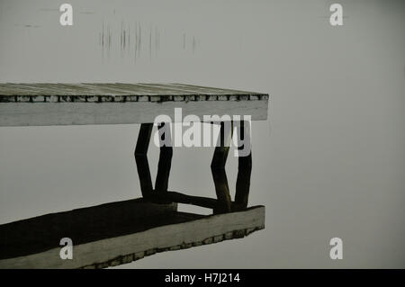 Foto von Dock in ruhigem Wasser am frühen Morgen in Sudbury, Ontario, Kanada. Stockfoto