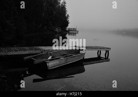 Ruderboot am Dock nebligen Morgen in Sudbury, Ontario gebunden Stockfoto