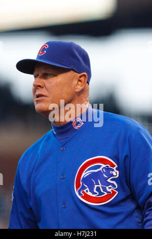 30. August 2011; San Francisco, CA, USA;  Chicago Cubs Manager Mike Quade (8) steht hinter Hauptplatte vor dem Spiel gegen die San Francisco Giants im AT&T Park. Chicago besiegt San Francisco 5-2. Stockfoto