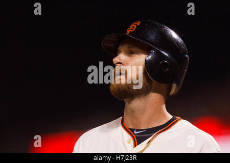 30. August 2011; San Francisco, CA, USA;  San Francisco Giants zweiter Basisspieler Jeff Keppinger (8) kehrt nach der Einbaum nach einem at bat gegen die Chicago Cubs während der dritten Inning im AT&T Park. Chicago besiegt San Francisco 5-2. Stockfoto