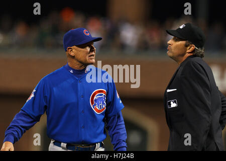 30. August 2011; San Francisco, CA, USA;  Chicago Cubs Manager Mike Quade (8) argumentiert ein Gespräch mit Schiedsrichter Paul Nauert (39) im siebten Inning gegen die San Francisco Giants im AT&T Park. Stockfoto