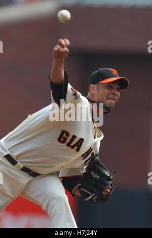 4. September 2011; San Francisco, CA, USA;  San Francisco Giants starten Krug Ryan Vogelsong (32) Stellplätze gegen die Arizona Diamondbacks im ersten Inning im AT&T Park. Stockfoto