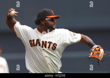 September 2011; San Francisco, CA, USA; der dritte Baseman Pablo Sandoval (48) der San Francisco Giants wirft im ersten Inning im AT&T Park gegen die Arizona Diamondbacks in die erste Base. Stockfoto