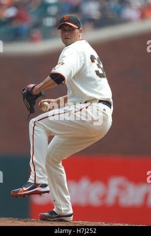 4. September 2011; San Francisco, CA, USA;  San Francisco Giants starten Krug Ryan Vogelsong (32) Stellplätze gegen die Arizona Diamondbacks im ersten Inning im AT&T Park. Stockfoto