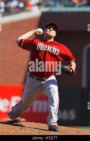 4. September 2011; San Francisco, CA, USA;  Arizona-Diamantmarkierungen Relief Pitcher David Hernandez (30) Stellplätze gegen die San Francisco Giants während der achten Inning im AT&T Park. Arizona besiegt San Francisco 4-1. Stockfoto