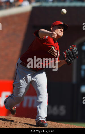 4. September 2011; San Francisco, CA, USA;  Arizona-Diamantmarkierungen Relief Pitcher David Hernandez (30) Stellplätze gegen die San Francisco Giants während der achten Inning im AT&T Park. Stockfoto
