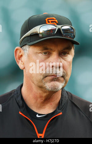 12. September 2011; San Francisco, CA, USA;  San Francisco Giants Manager Bruce Bochy (16) während der Wimper Praxis vor dem Spiel gegen die San Diego Padres im AT&T Park.  San Francisco besiegt San Diego 8-3. Stockfoto