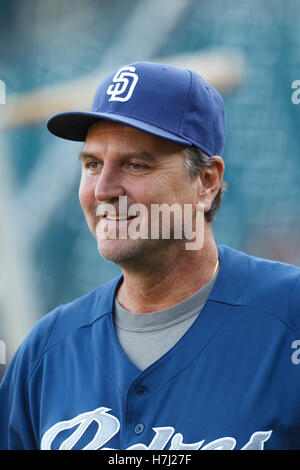September 12, 2011, San Francisco, Ca, USA; San Diego Padres Third Base coach Glenn Hoffman (30) während der schlagenden Praxis vor dem Spiel gegen die San Francisco Giants bei AT&T Park. San Francisco besiegt San Diego 8-3. Stockfoto