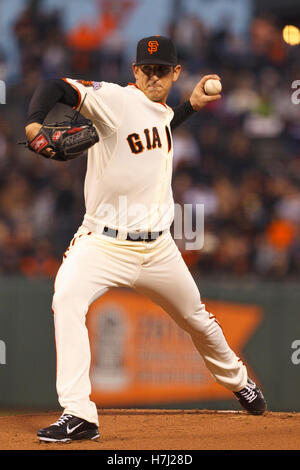 12. September 2011; San Francisco, CA, USA;  San Francisco Giants starten Krug Eric Surkamp (47) Stellplätze gegen die San Diego Padres im ersten Inning im AT&T Park. Stockfoto