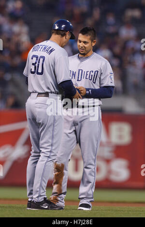 12. September 2011; San Francisco, CA, USA;  San Diego Padres Shortstop Jason Bartlett (rechts) im Gespräch mit Dritten Base Trainer Glenn Hoffman (30) nach erwischt versucht, während das erste Inning am zweiten Base gegen die San Francisco Giants stehlen Stockfoto