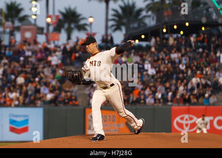 12. September 2011; San Francisco, CA, USA;  San Francisco Giants starten Krug Eric Surkamp (47) Stellplätze gegen die San Diego Padres im ersten Inning im AT&T Park. Stockfoto