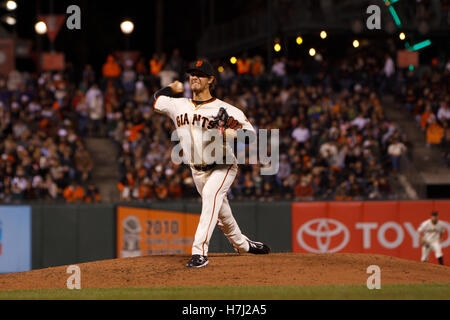 September 12, 2011, San Francisco, Ca, USA; San Francisco Giants relief Pitcher Steve edlefsen (65) Plätze gegen die San Diego Padres im sechsten Inning bei AT&T Park. Stockfoto
