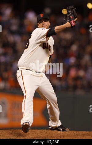 12. September 2011; San Francisco, CA, USA;  San Francisco Giants Relief Pitcher Dan Runzler (45) Stellplätze gegen die San Diego Padres während der sechsten Inning im AT&T Park. Stockfoto