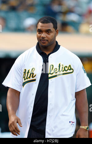 September 13, 2011; Oakland, Ca, USA; Oakland Raiders defensiver Richard Seymour in das Feld aus den zeremoniellen ersten Pitch zu werfen, bevor das Spiel zwischen den Oakland Athletics und der Los Angeles bei o angeles.co Kolosseum. los angeles Niederlage Stockfoto