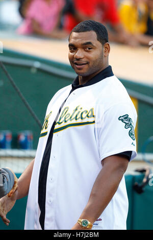 September 2011; Oakland, CA, USA; Richard Seymour kommt ins Feld, um den ersten Platz vor dem Spiel zwischen den Oakland Athletics und den Los Angeles Angels im O.Co Coliseum zu werfen. Los Angeles besiegt Stockfoto