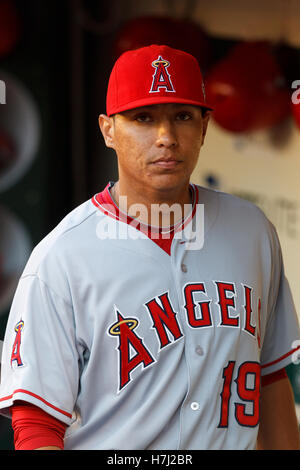 13. September 2011; Oakland, Kalifornien, USA;  Los Angeles Angels erster Basisspieler Efren Navarro (19) steht auf der Trainerbank vor dem Spiel gegen die Oakland Athletics O.co Coliseum.  Los Angeles besiegte Oakland 6-3. Stockfoto