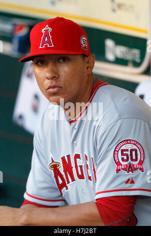 September 2011; Oakland, CA, USA; los Angeles Angels erster Baseman Efren Navarro (19) sitzt im Dugout vor dem Spiel gegen die Oakland Athletics im O.Co Coliseum. Los Angeles besiegte Oakland mit 6:3. Stockfoto
