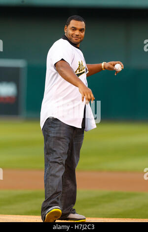 September 2011; Oakland, CA, USA; Richard Seymour wirft das erste Spiel der Oakland Raiders vor dem Spiel zwischen den Oakland Athletics und den Los Angeles Angels im O.Co Coliseum aus. Stockfoto