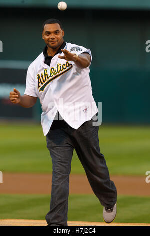 September 13, 2011; Oakland, Ca, USA; Oakland Raiders defensiver Richard Seymour wirft die zeremoniellen ersten Pitch vor dem Spiel zwischen den Oakland Athletics und der Los Angeles bei o angeles.co Kolosseum. Stockfoto