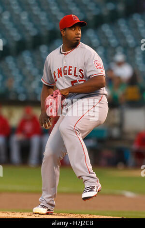 September 2011; Oakland, CA, USA; los Angeles Angels Starting Pitcher Jerome Williams (57) spielt im ersten Inning im O.Co Coliseum gegen die Oakland Athletics. Los Angeles besiegte Oakland mit 6:3. Stockfoto