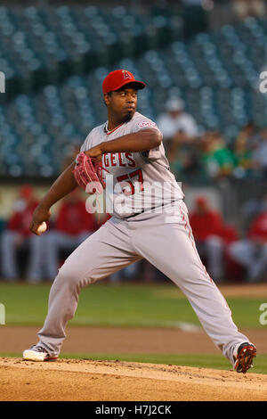 September 2011; Oakland, CA, USA; los Angeles Angels Starting Pitcher Jerome Williams (57) spielt im ersten Inning im O.Co Coliseum gegen die Oakland Athletics. Stockfoto