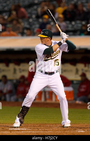 13. September 2011; Oakland, Kalifornien, USA;  Oakland Athletics linker Feldspieler Ryan Sweeney (15) at bat gegen die Los Angeles Angels während der zweiten Inning O.co Coliseum.  Los Angeles besiegte Oakland 6-3. Stockfoto