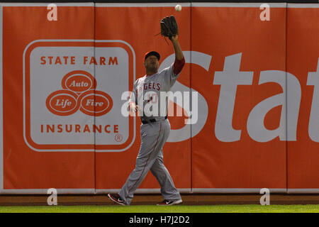 September 13, 2011; Oakland, Ca, USA; Los Angeles Engel linken Feldspieler Vernon Wells (10) fängt eine Fliege Kugel gegen die Oakland Athletics im zweiten Inning bei o.co Kolosseum. Stockfoto