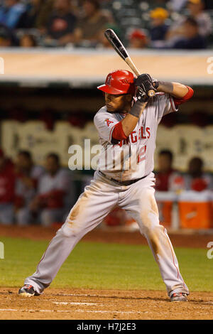 13. September 2011; Oakland, Kalifornien, USA;  Los Angeles Angels Shortstop Erick Aybar (2) at bat gegen die Oakland Athletics während der vierten Inning O.co Coliseum.  Los Angeles besiegte Oakland 6-3. Stockfoto