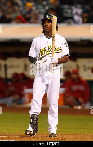 13. September 2011; Oakland, Kalifornien, USA;  Oakland Athletics zweiter Basisspieler Jemile Wochen (19) at bat gegen die Los Angeles Angels während der vierten Inning O.co Coliseum.  Los Angeles besiegte Oakland 6-3. Stockfoto